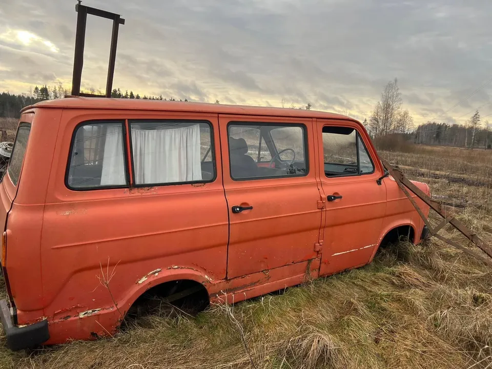 Nolietots oranžs automobilis — foto no KG Metall vietnes